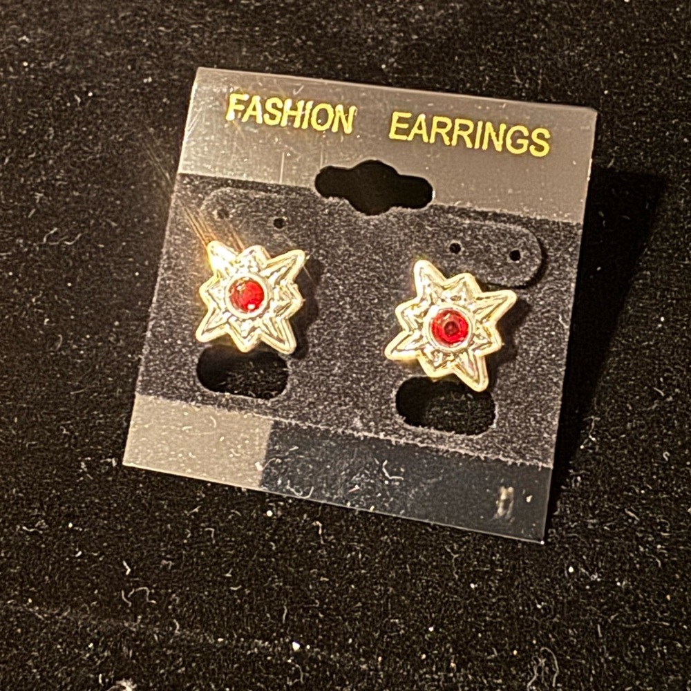 Vintage Silver and Red Starburst Stud Earrings - Picture 3 of 3
